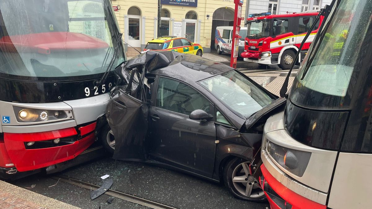 Auto se v Praze zaklínilo mezi tramvaje. Jeho řidička je zraněná